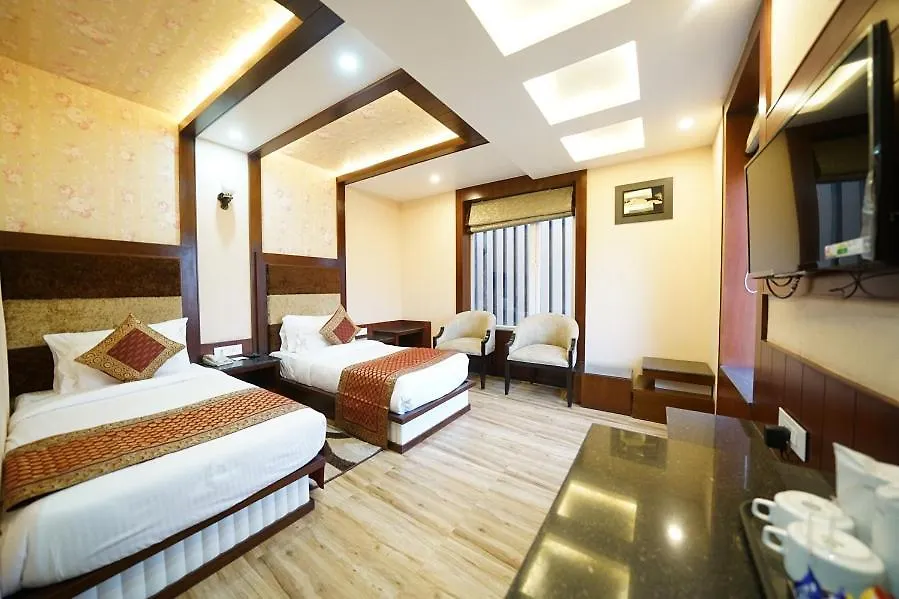 Square Inn Hotel,ורנאסי מלון