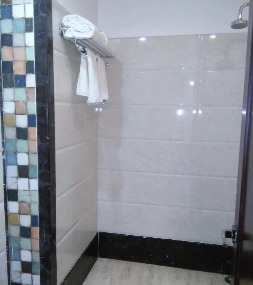 Square Inn Hotel,ורנאסי מלון
