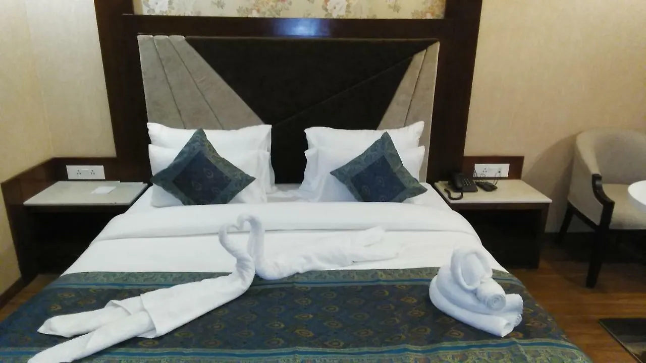Square Inn Hotel,ורנאסי מלון